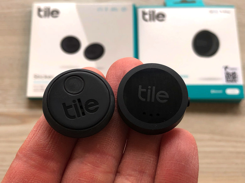 Tile Sticker2020年モデル（左）と2022年モデル（右）